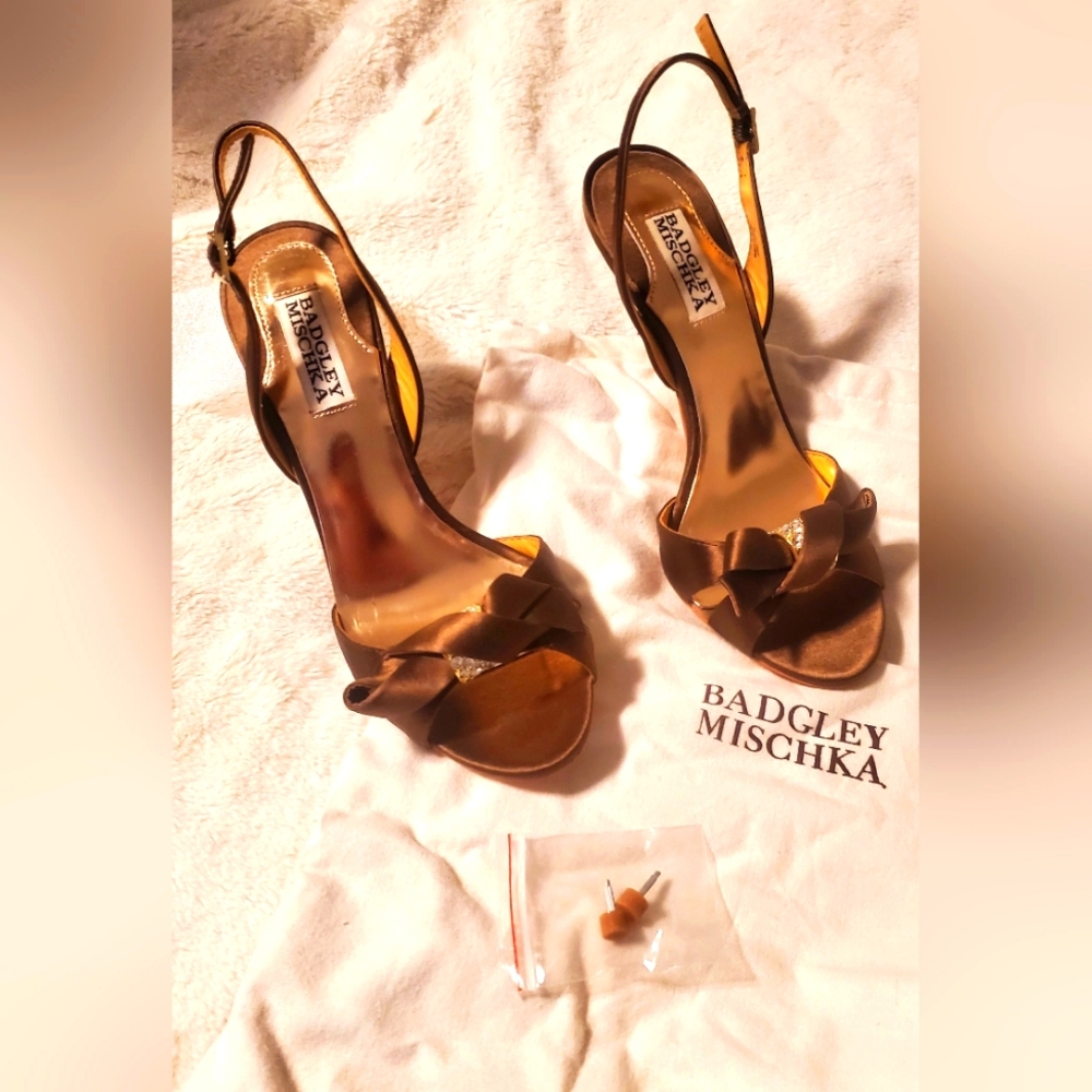 NEW! Badgley Mischka Satin & Jeweled Omar High 👠 Heels. Box and Bag.